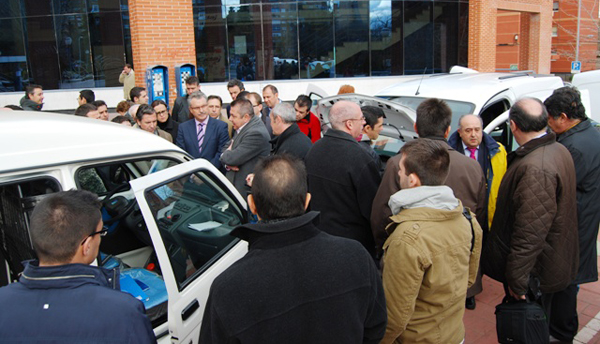 Los asistentes tuvieron la oportunidad de ver dos vehculos elctricos que son utilizados para a distribucin