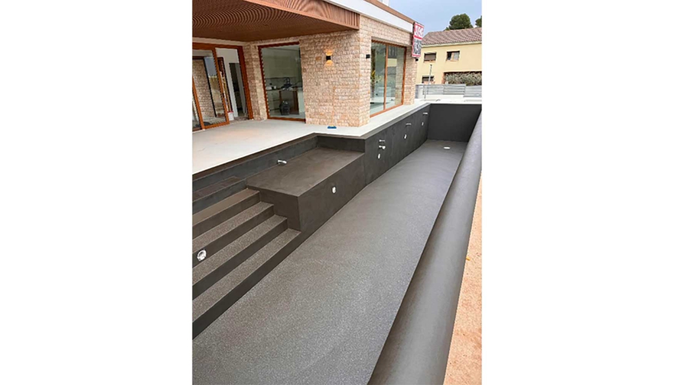 Ecopox CEM Plus 3C es un recubrimiento epoxi que se aplica directamente sobre el hormign para neutralizar el avance de la humedad...