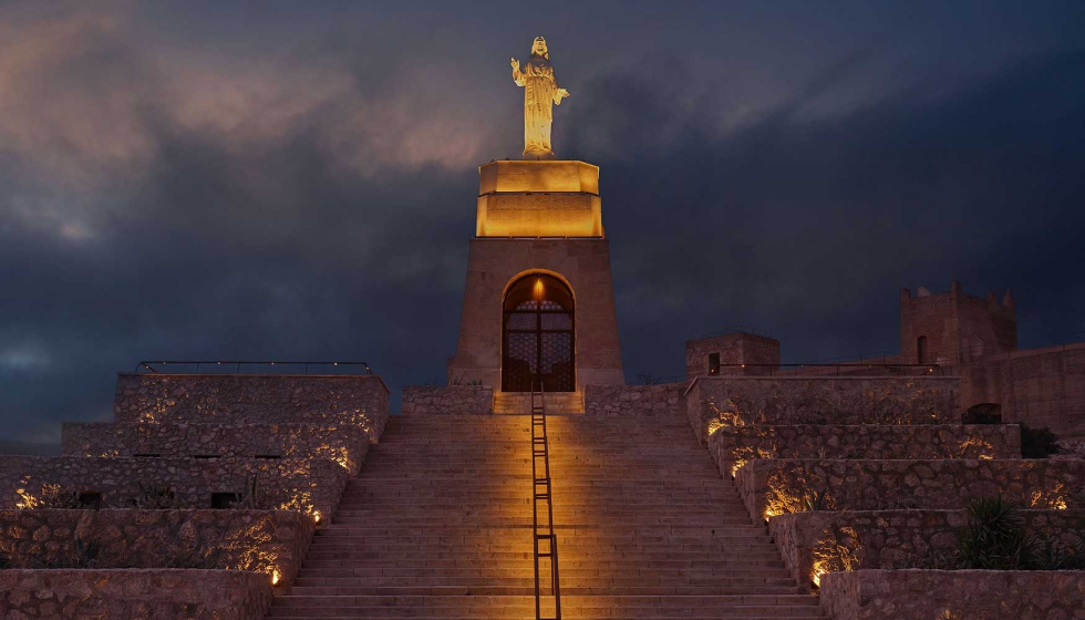 El proyecto del Cerro San Crist�bal destaca por su iluminaci�n discreta y c�lida