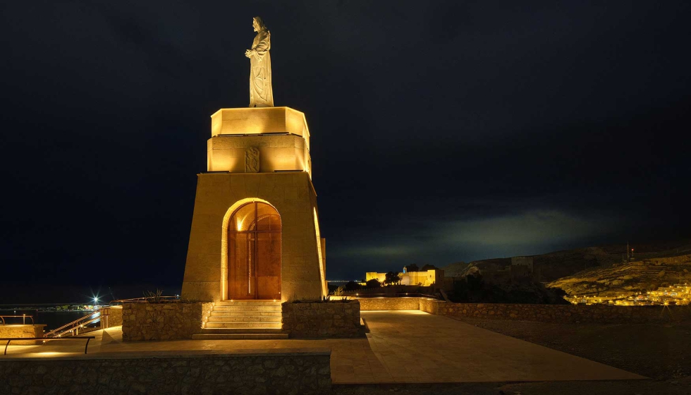 Los proyectores lineales Archiline Wall de i-L�D modelan la estatua del Cerro San Crist�bal