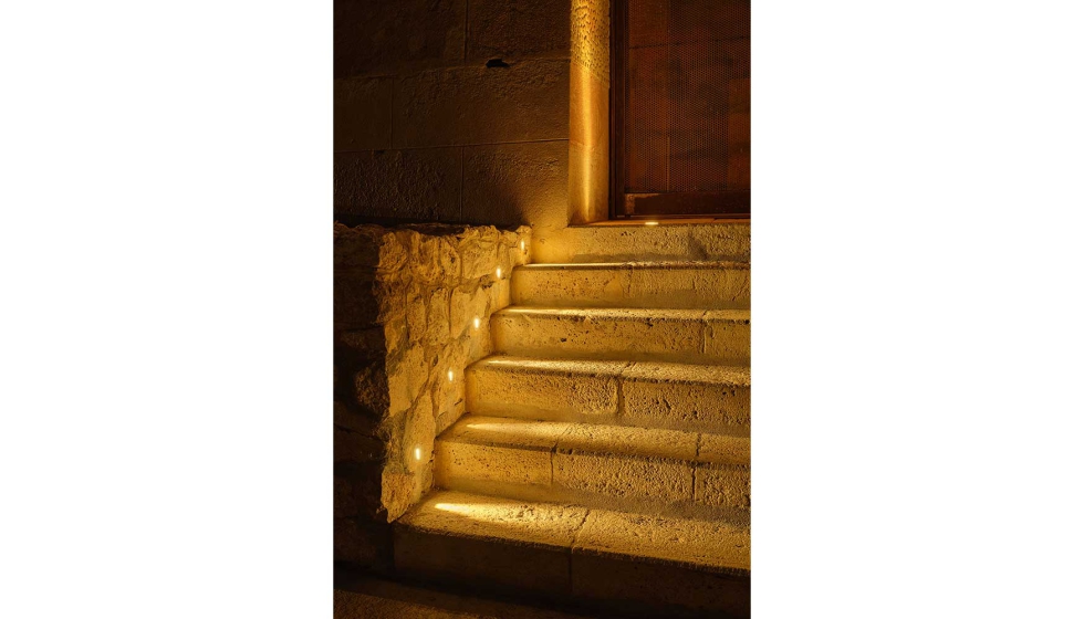 Empotrados de pared Cut Round realzan la belleza de la piedra al pie de la estatua