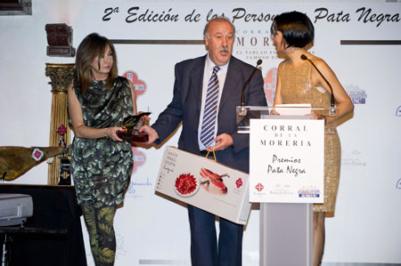 El entrenador Vicente del Bosque, en el centro, recoge su premio Pata Negra de manos de las presentadoras Ana Rosa Quintana y Silvia Jato...