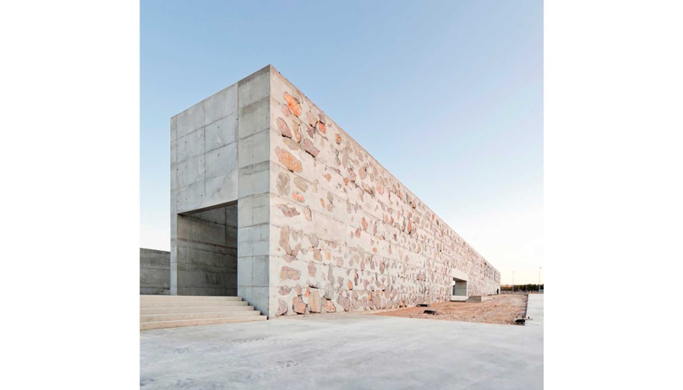 Parque Venecia en Zaragoza. Hctor Fernndez Elorza Arquitectos. Muro ciclpeo de 100 m de largo y 10m de altura mxima