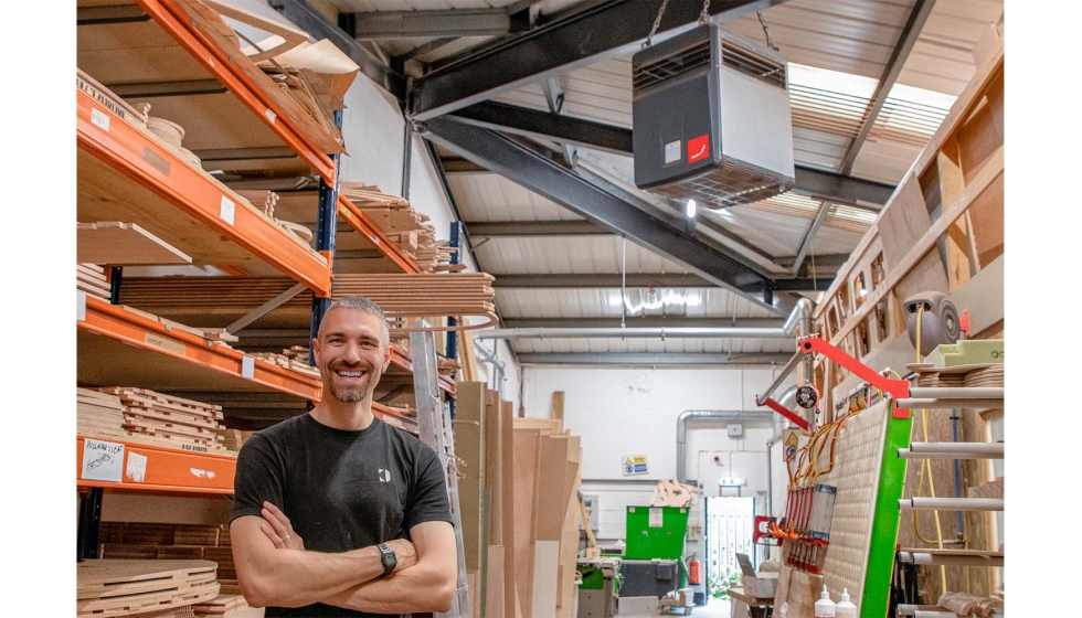 Ethan Roberts, maestro ebanista de Dovetailors, en las instalaciones de la empresa, equipadas con la tecnolog�a de Zehnder...