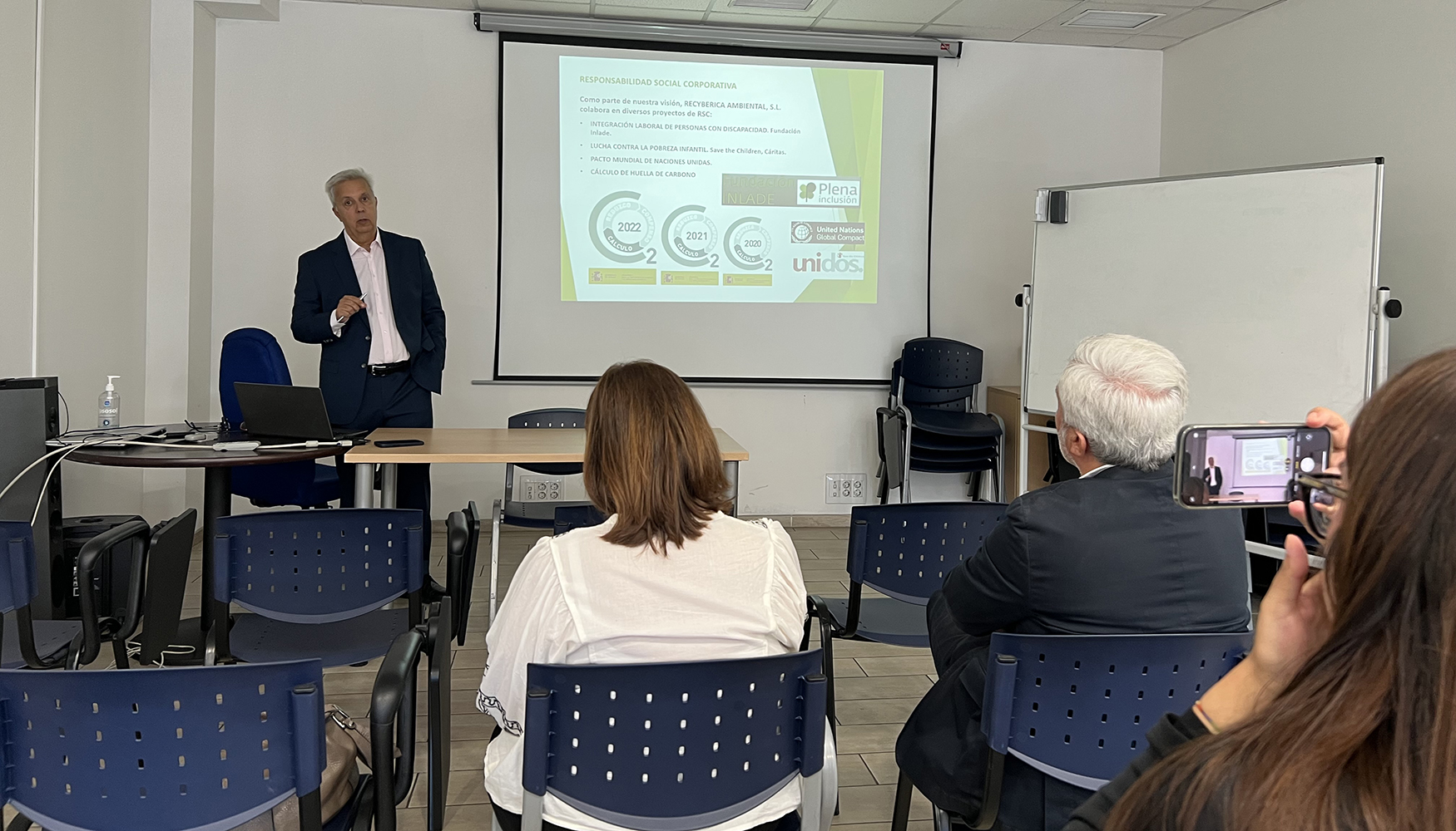 El director general de Recybrica Ambiental, Fermn Rodrguez, durante su charla a los periodistas