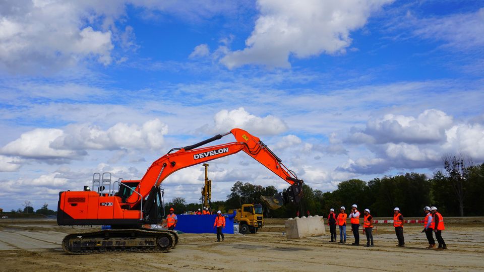 Os testes foram realizados com uma escavadora DX230LC-9