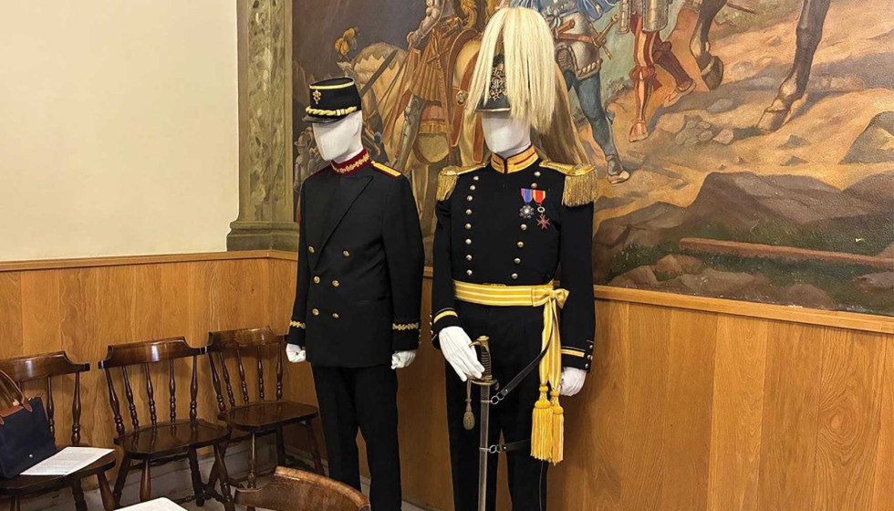 Dos uniformes presentados en la conferencia de prensa en la Cantina degli Ospiti de la Caserna de la Guardia Suiza Pontificia...