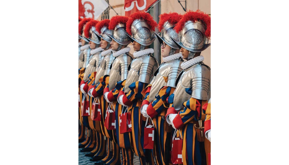 Los ic�nicos uniformes de alabardero en azul, rojo y amarillo permanecen sin cambios. Foto: P�pstliche Schweizergarde...