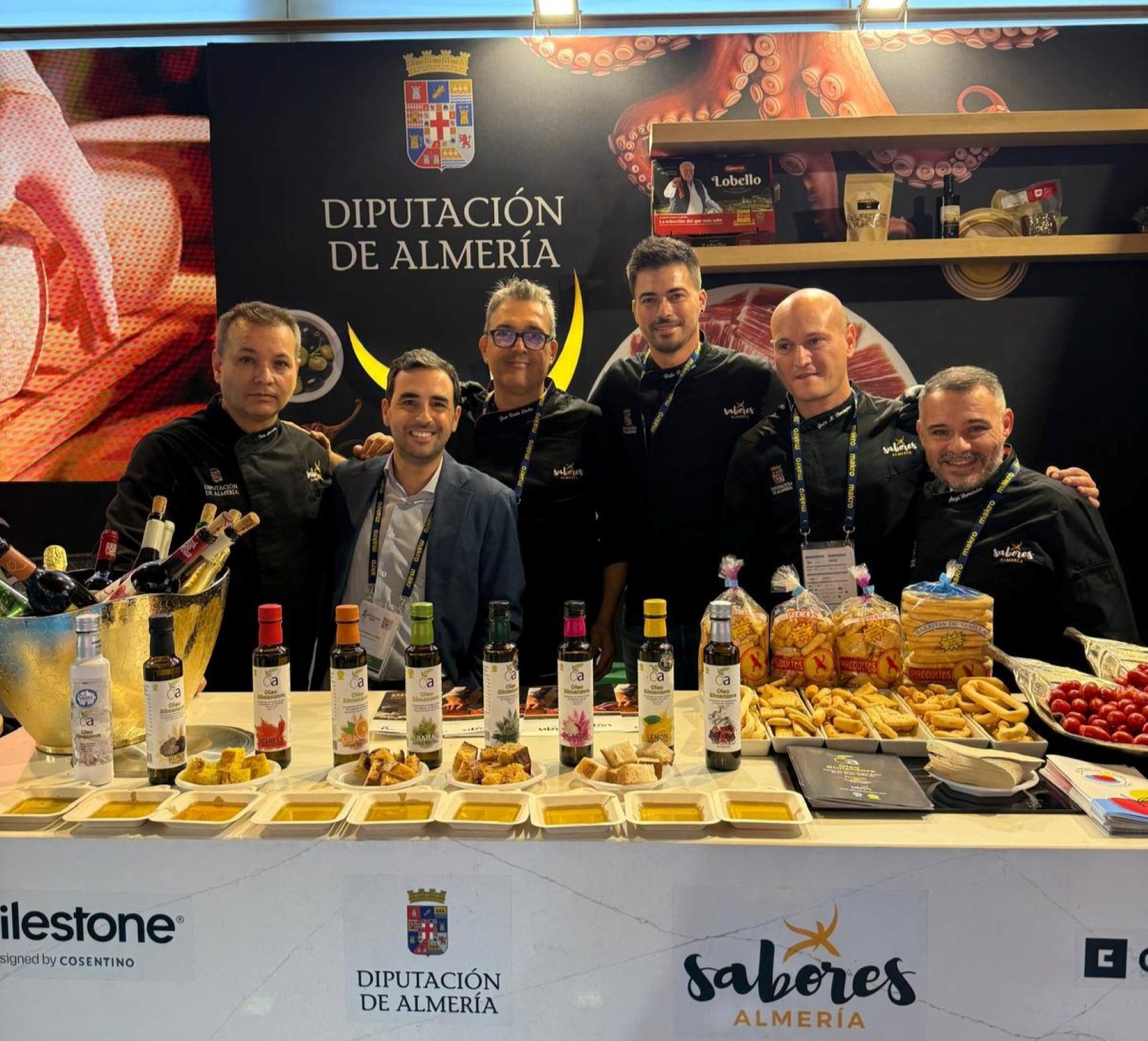 El diputado de Promoci�n Agroalimentaria, Comercio y Consumo, Carlos S�nchez, con los chefs y productos almerienses en el stand de 'Sabores Almer�a'...