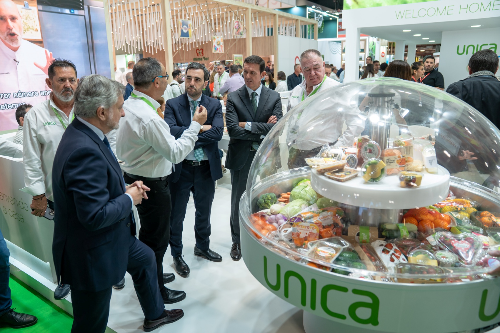 Visita de la comitiva de Diputacin de Almera al stand de Unica Group en Fruit Attraction 2025