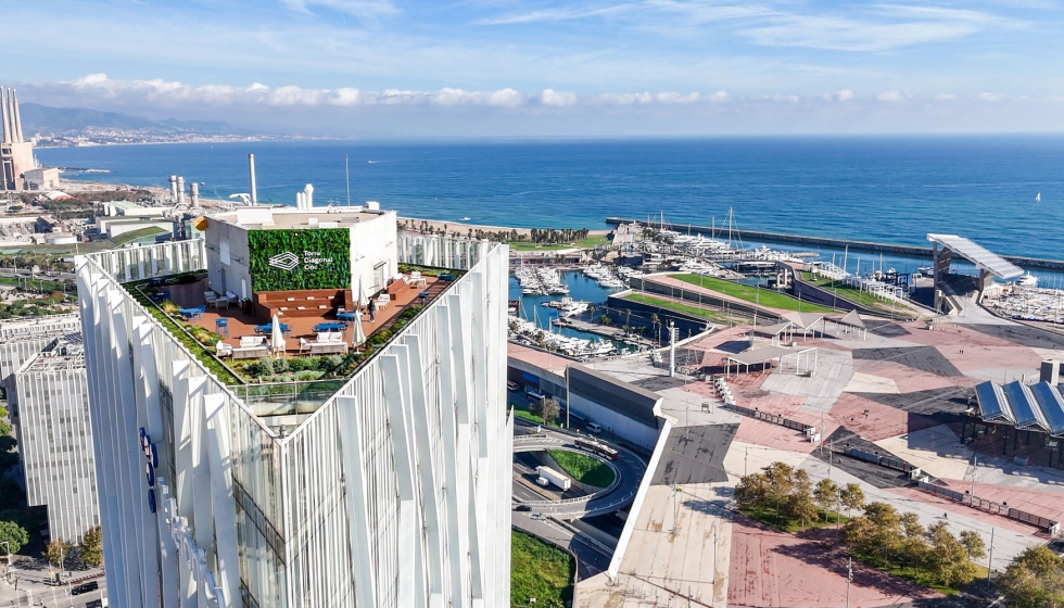 Torre Diagonal, sede de Telef�nica, es uno de los edificios que construyen el skyline de la ciudad junto al mar
