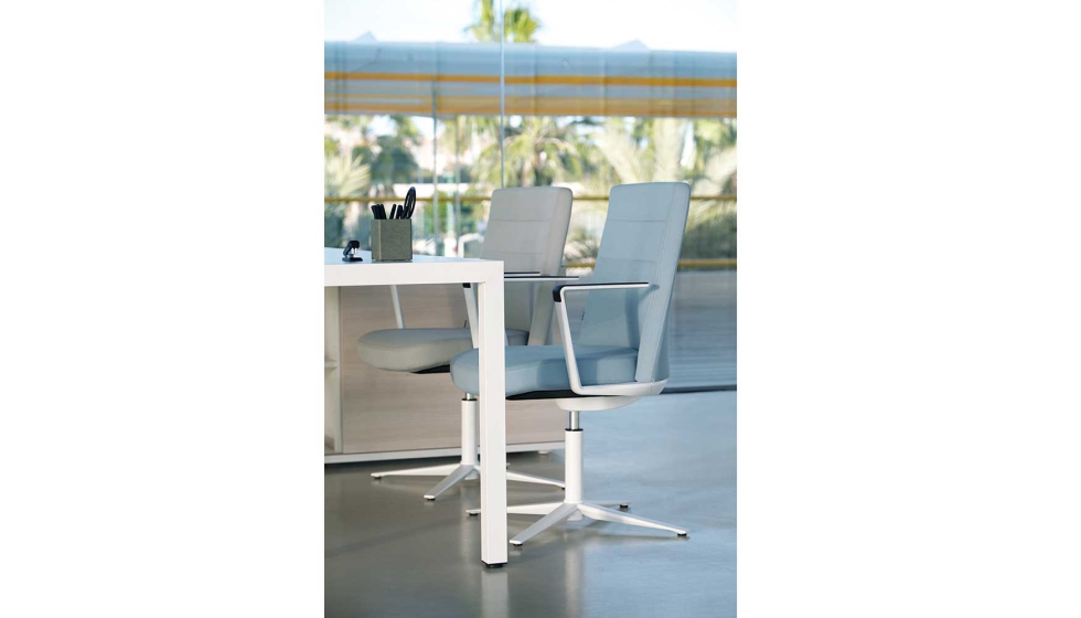 La silla Cron combina las características estructurales de un sillón directivo con un enfoque funcional orientado a la ligereza... La silla Cron combina las características estructurales de un sillón directivo con un enfoque funcional orientado a la ligereza...