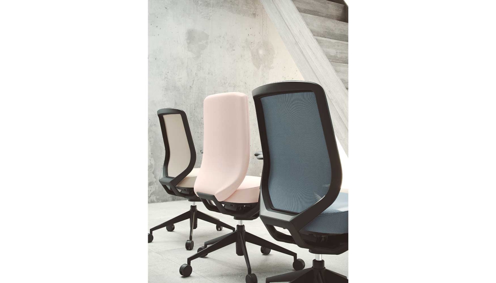 La silla TNK incluye mecanismo Syncro evolutivo, permite ajustar la inclinación en cuatro posiciones con regulación de tensión... La silla TNK incluye mecanismo Syncro evolutivo, permite ajustar la inclinación en cuatro posiciones con regulación de tensión...