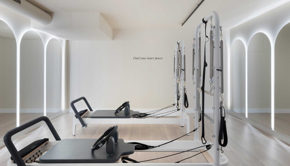 Uno de los elementos m�s caracter�sticos de la intervenci�n son los espejos retroiluminados con forma de arco. Fotograf�a: David Querolt...