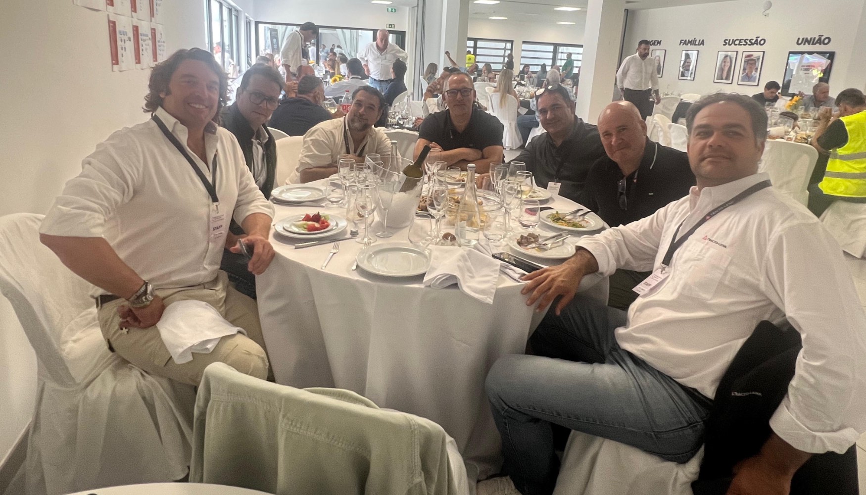 Parte del equipo Tracto-Lena que est� desarrollando la nueva red Hyundai en Espa�a, y �ngel Lara...