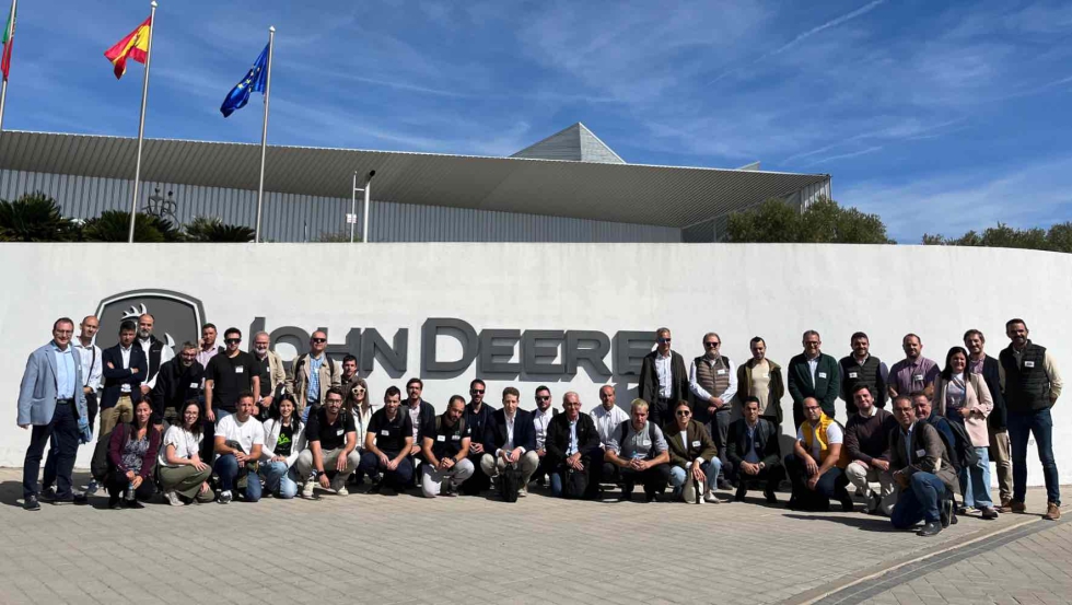 Foto de grupo en la puerta de acceso a las instalaciones de John Deere Ib�rica en Parla (Madrid)