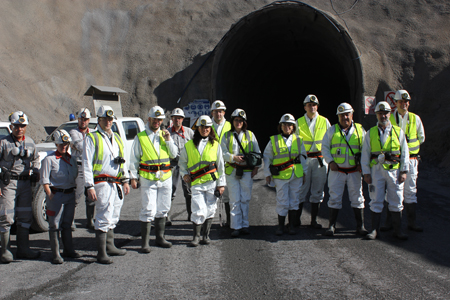 Grupo de invitados delante de la entrada a la mina de Aguas Teidas por la rampa de acceso Santa Brbara
