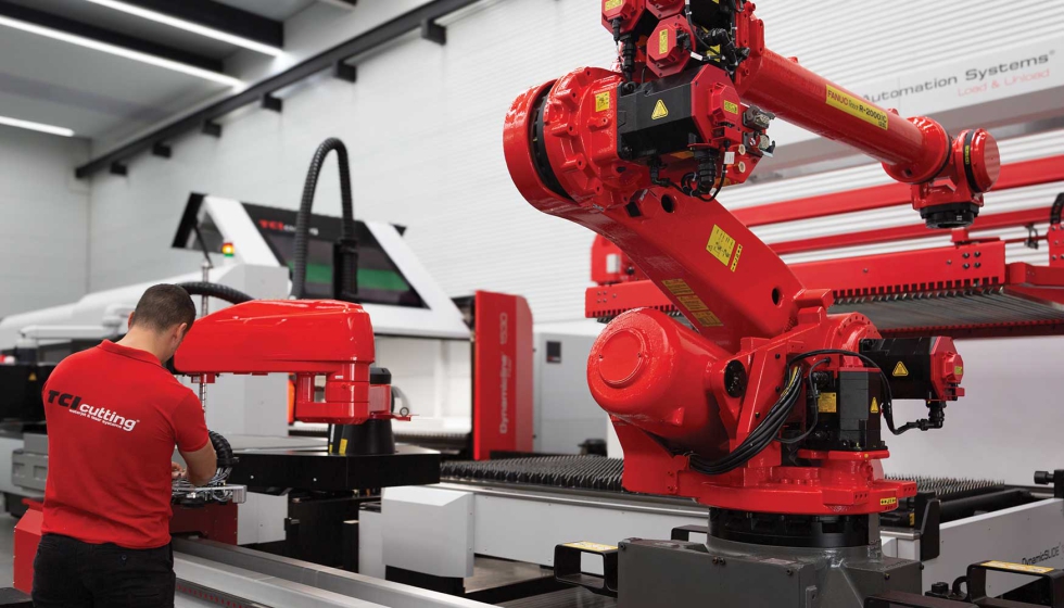 En la zona de exposicin puede verse la mquina de corte lser Dynamicline Fiber...