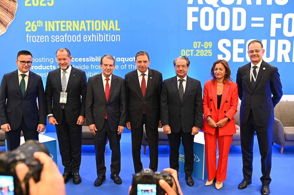 En el centro, el ministro de Agricultura, Pesca y Alimentaci�n, Luis Planas, junto a autoridades locales, durante la inauguraci�n de Conxemar...