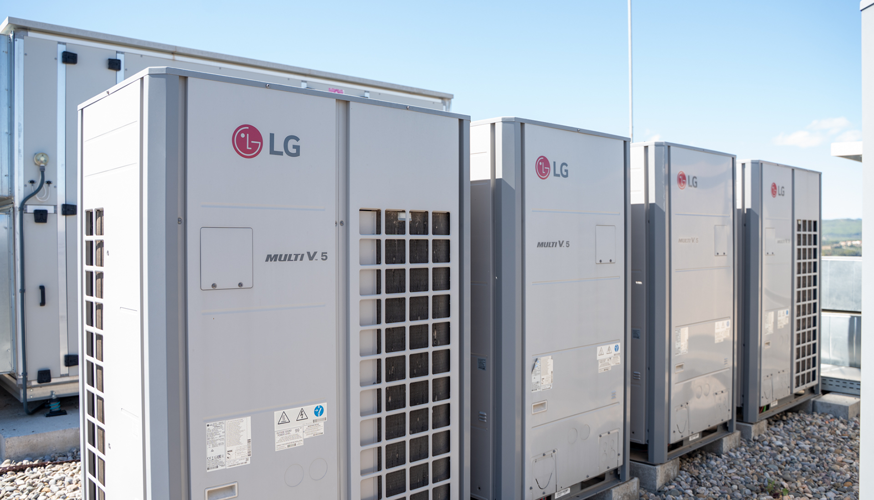 La instalacin incluye 7 sistemas VRF (Volumen de Refrigerante Variable) con recuperacin de calor