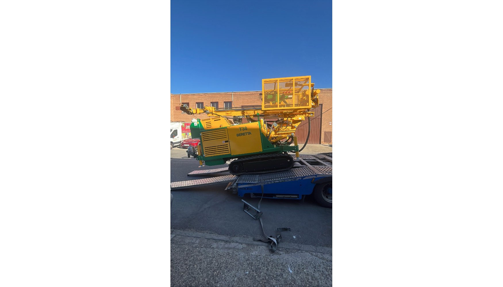 Carga en camin del equipo para ser entregado al cliente