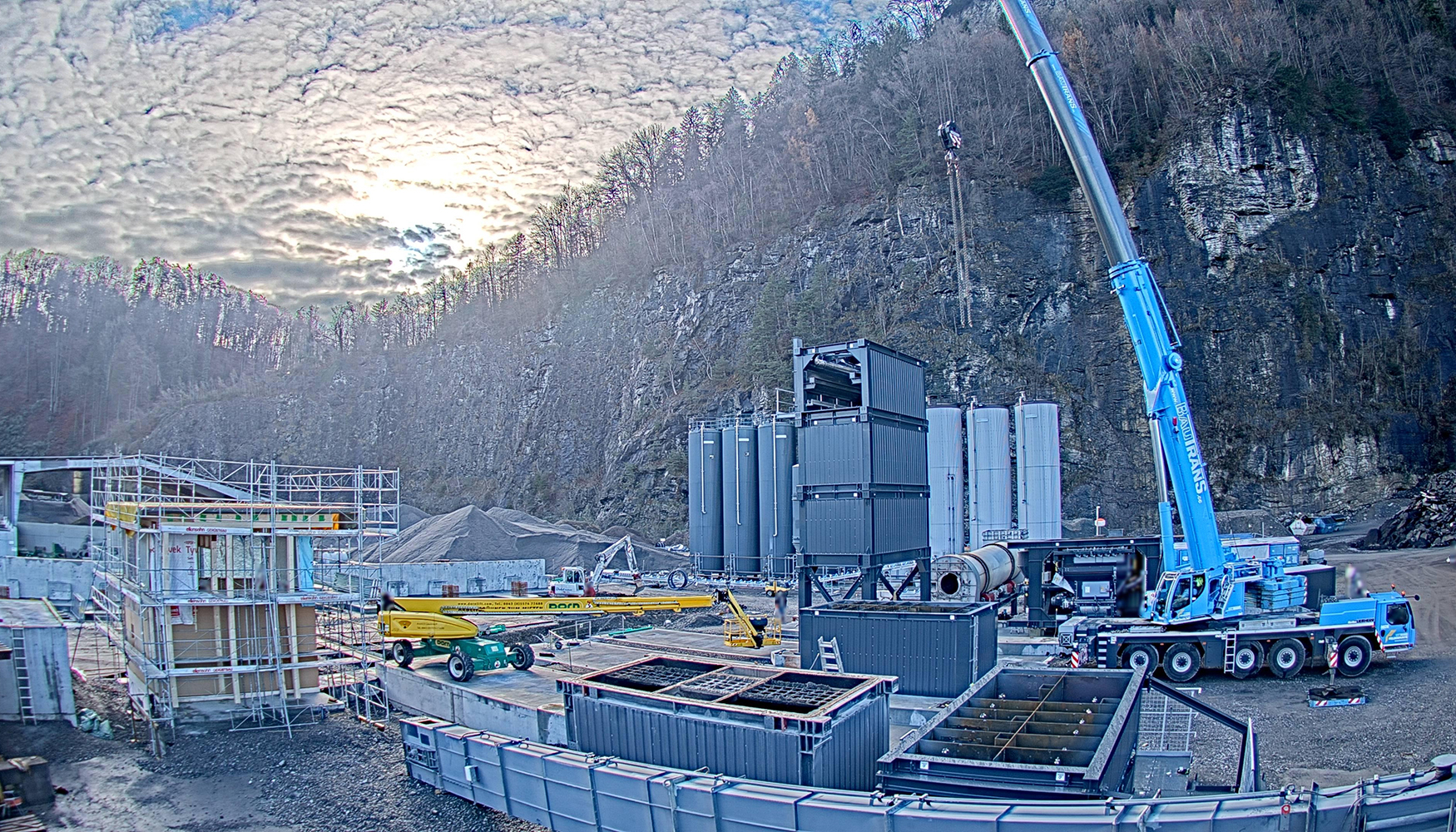 Los dep�sitos de bet�n de Nenzing se colocaron e instalaron al lado de los dep�sitos de bet�n existentes aqu�...