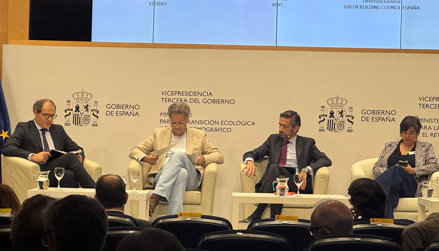 La primera mesa redonda abord cmo la regulacin y las polticas pblicas pueden acelerar el despliegue de las redes urbanas...