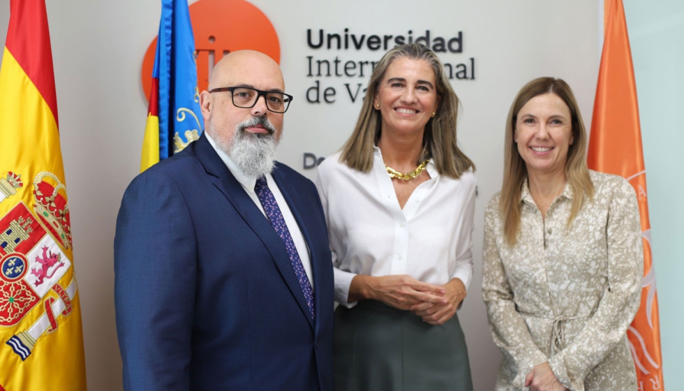 La decana Dra. Julia Martnez Candado, decana de la Facultad de Ciencias Sociales y Jurdicas de VIU, junto a los dos codirectores de la ctedra. Dra...
