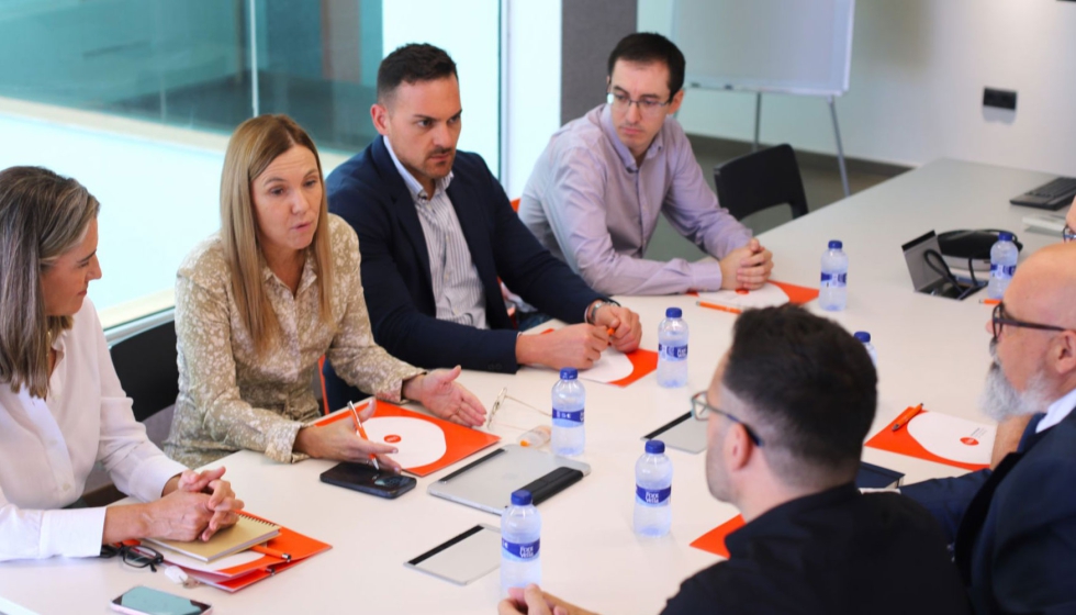 Momento de la firma del acuerdo de colaboracin para crear la nueva Ctedra