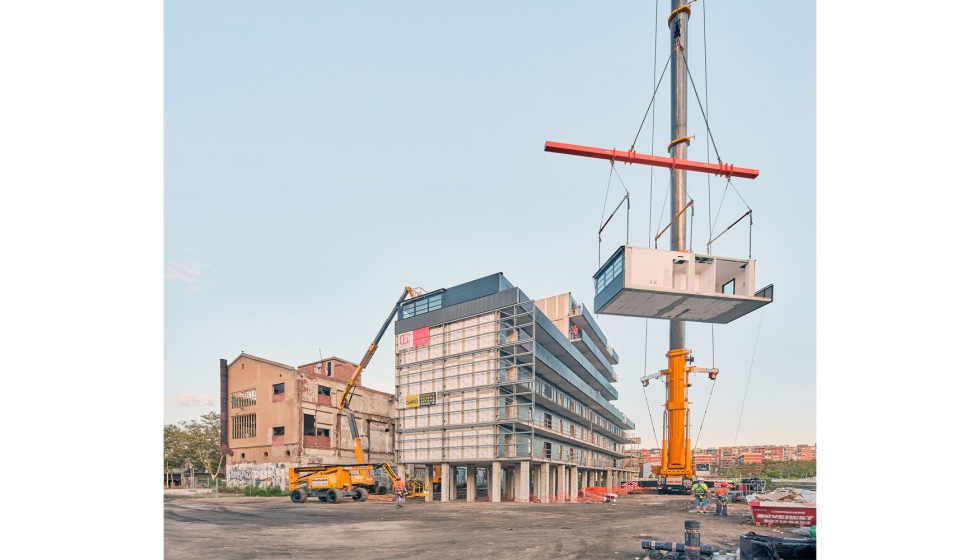 Detalle del proceso de montaje de los mdulos 3D para levantar el edificio de vivienda pblica en la calle Marroc de Barcelona...