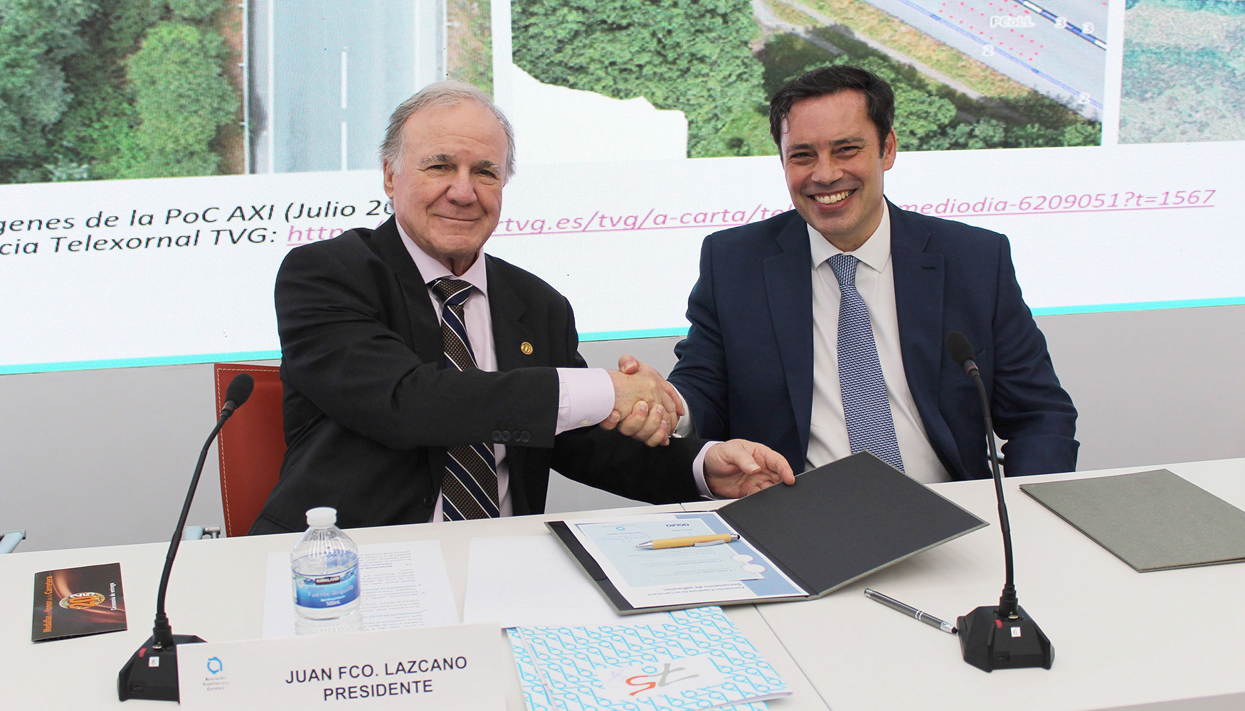 De izquierda a derecha: Juan Francisco Lazcano, presidente de la AEC, y Javier Losada, CEO de Aguia Analtica Avanzada...