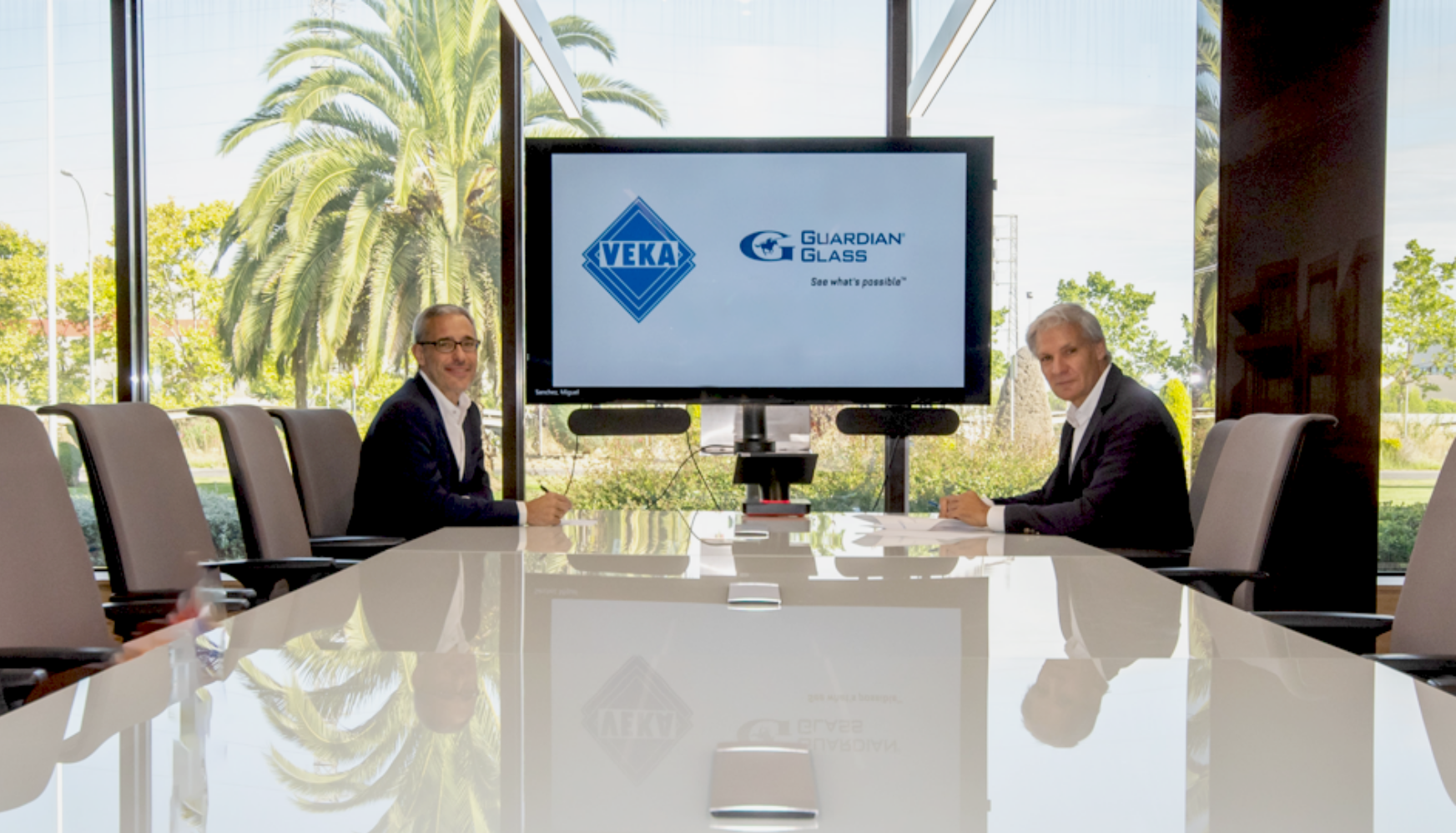 Luis del Fraile, diretor geral da VEKA Ibrica e Ignacio Zamora, diretor comercial Guardian Glass para a Pennsula Ibrica...