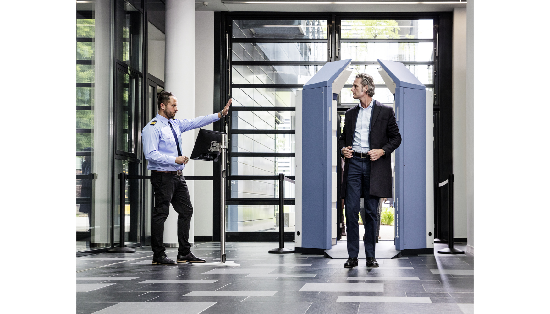 El R&SQPS Walk2000 es el primer escner de seguridad que permite a los pasajeros caminar durante la inspecin en un aerpopuerto...