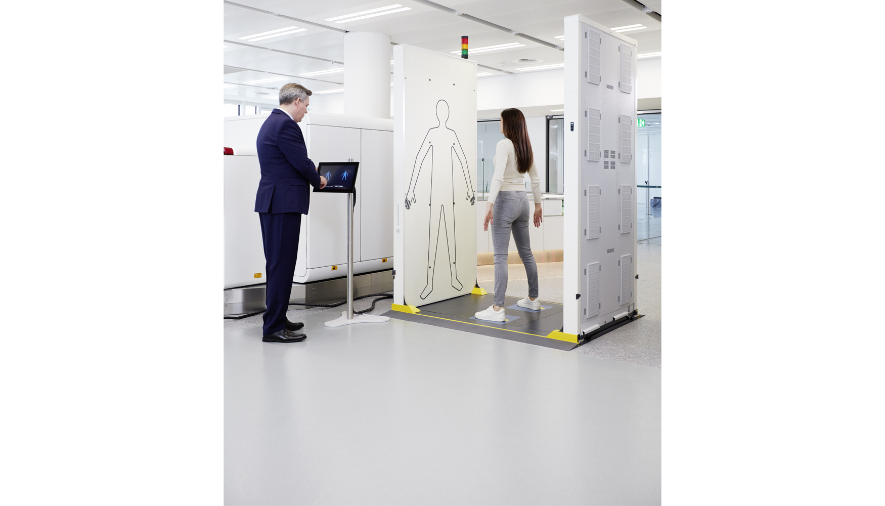 El escner de seguridad R&SQPS201 utiliza tecnologa de ondas milimticas para detectar objetos ocultos de forma rpida y precisa...