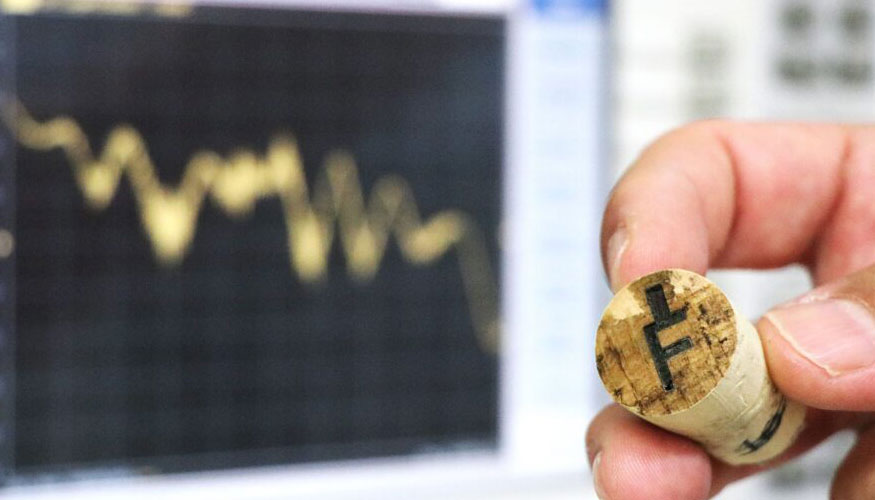 Etiqueta inclonable impresa en el tapn de corcho