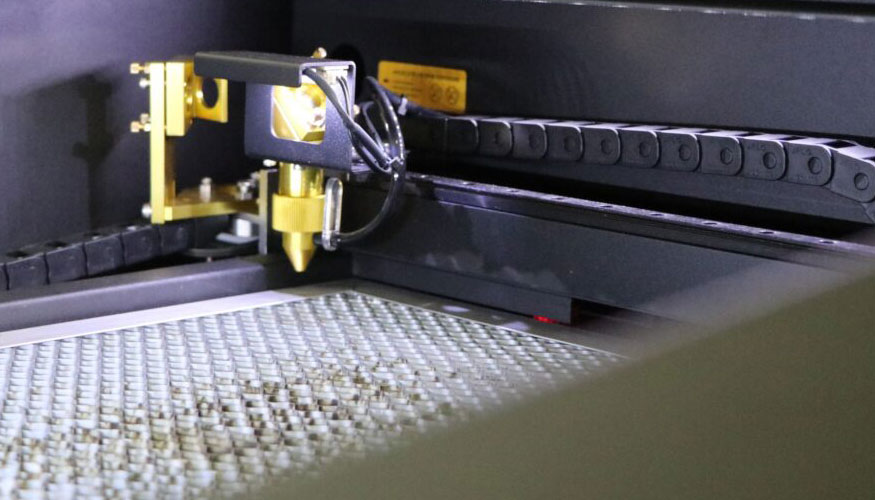 Aparato lser de precisin uitilizado para grabar etiquetas RFID en el corcho