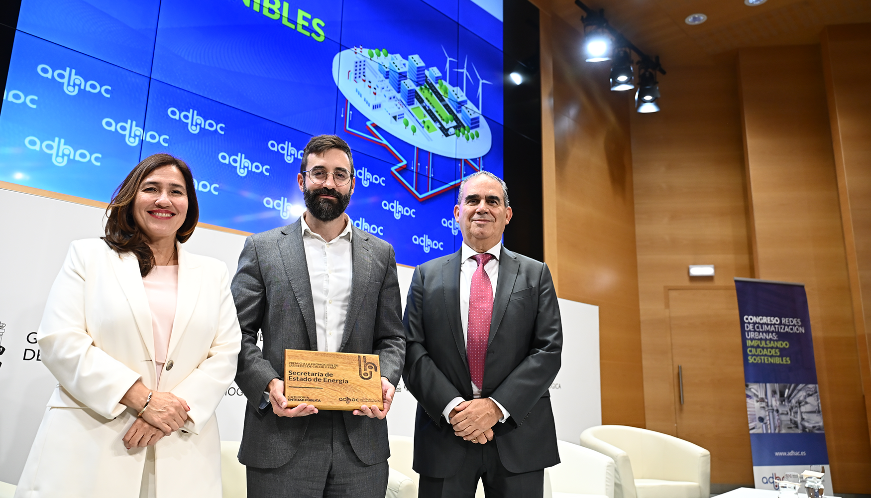 Los Premios ADHAC a la Promocin de las Redes de Calor y Fro, galardonaron a la Secretaria de Estado de Energa, en la categora de entidad pblica...