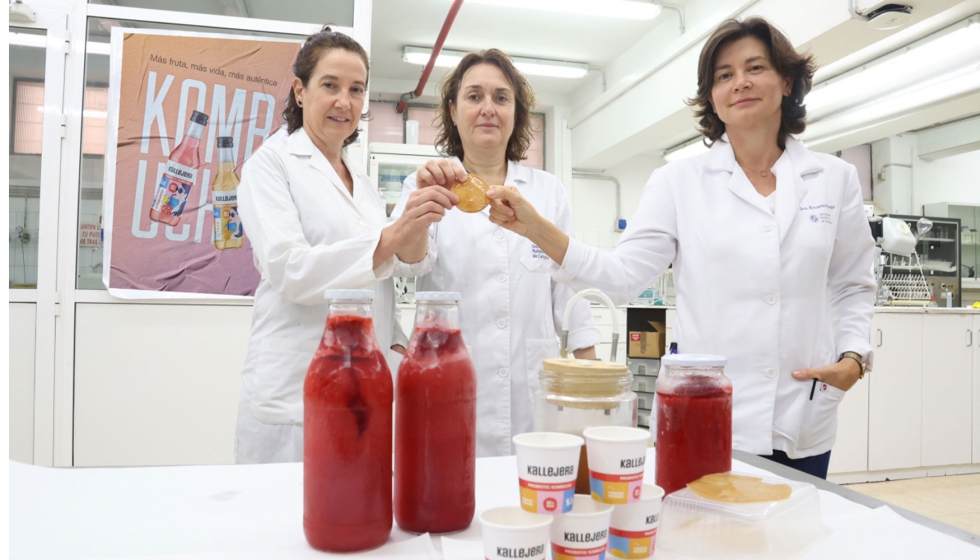 Las tres investigadoras con el SCOBY y el zumo de fresa utilizado en la elaboracin de la kombucha. Detrs, el cartel del producto...