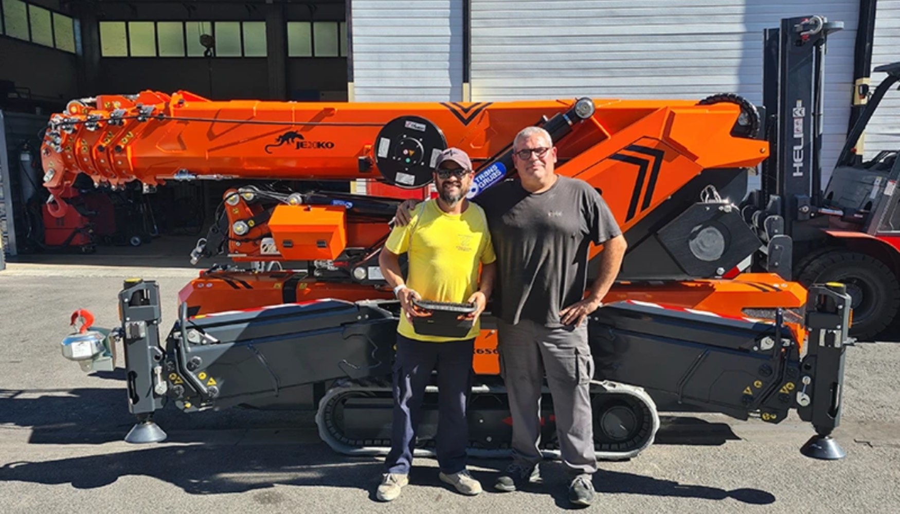 Acto de entrega de la minigr�a Jekko SPX650 CDH a El Rayo Amarillo