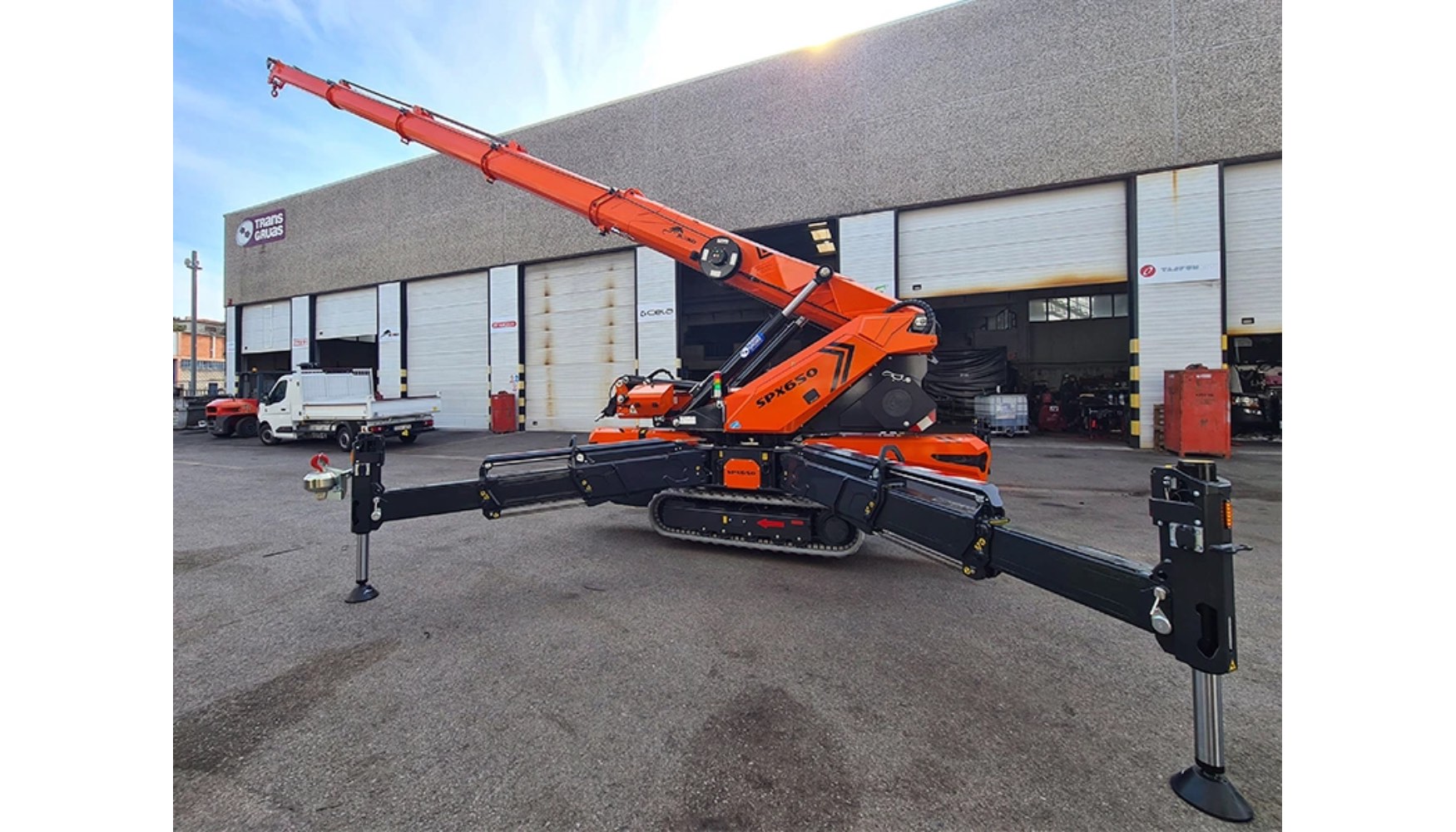 Esta versi�n de minigr�a puede alcanzar una altura de trabajo de 20 metros con 800 kg de carga �til