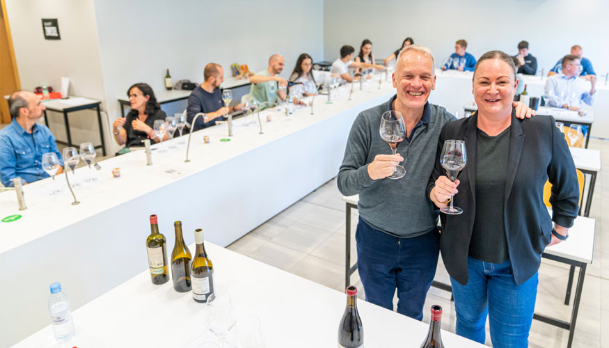 Beth Willand y Tim Atkin, en la sala de catas de la Universidad de La Rioja