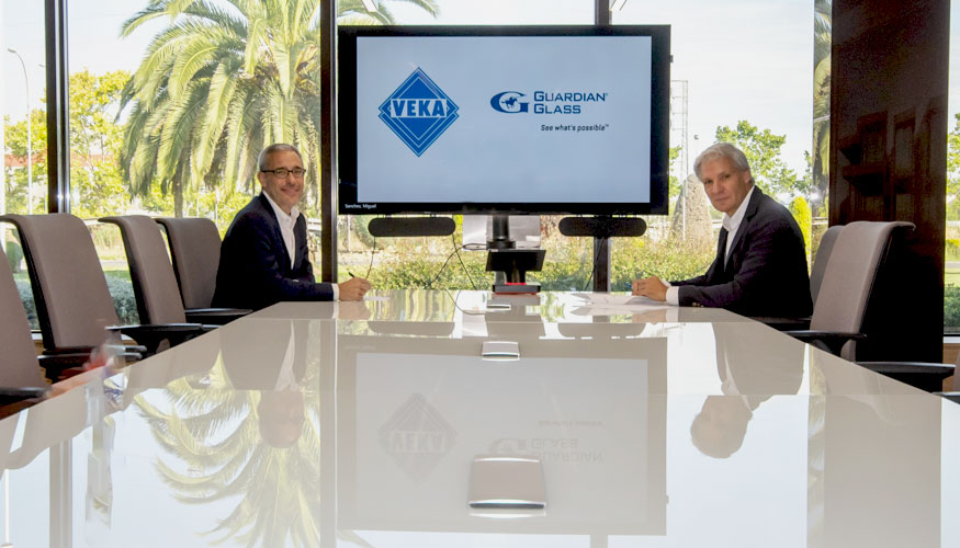 Luis del Fraile, director general de Veka Ibrica e Ignacio Zamora, director comercial para Iberia en Guardian Glass...