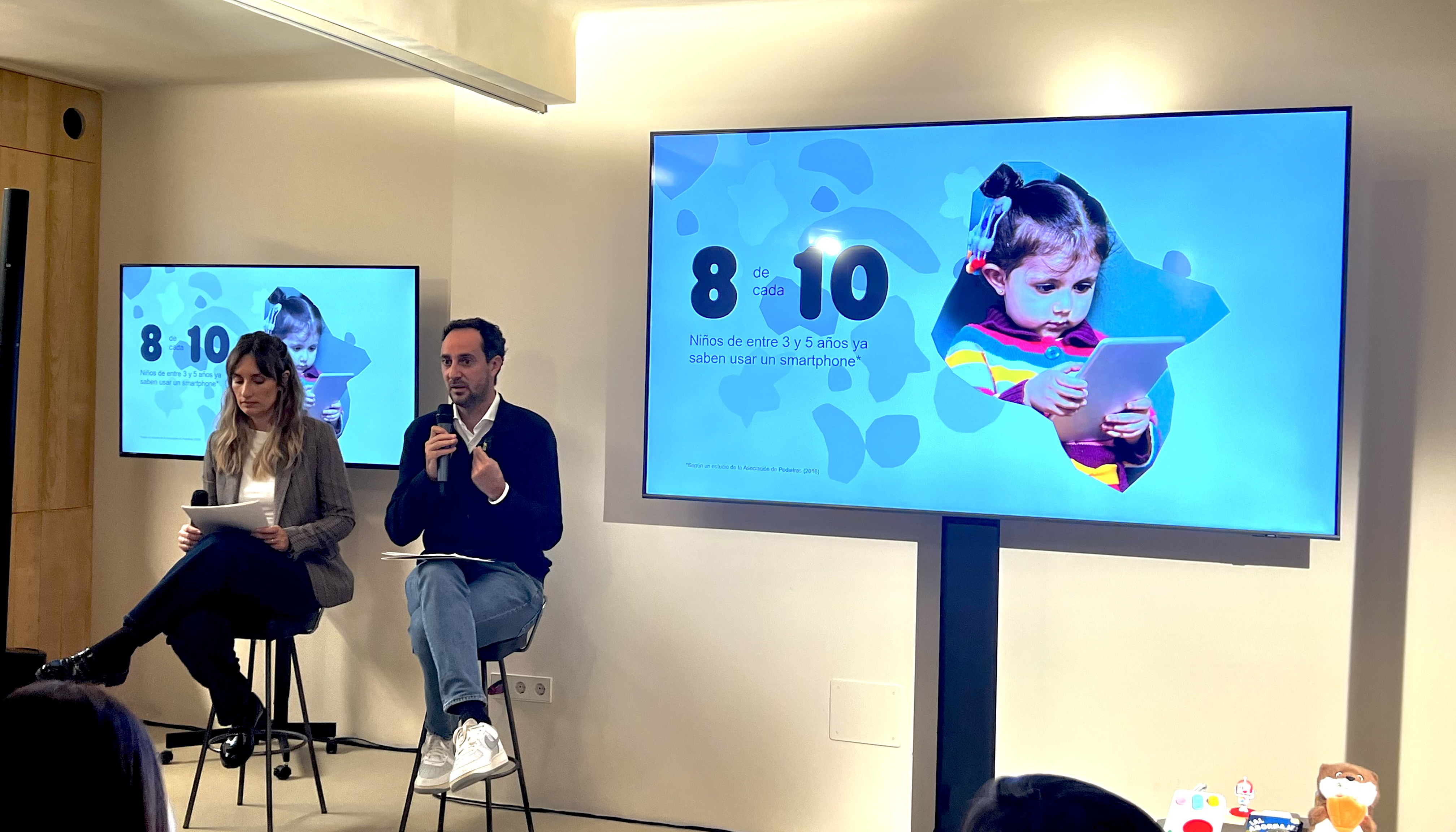 Matteo Fabbrini, cofundador y director ejecutivo de Faba acompa�ado de la traductora encargada de la interpretaci�n...