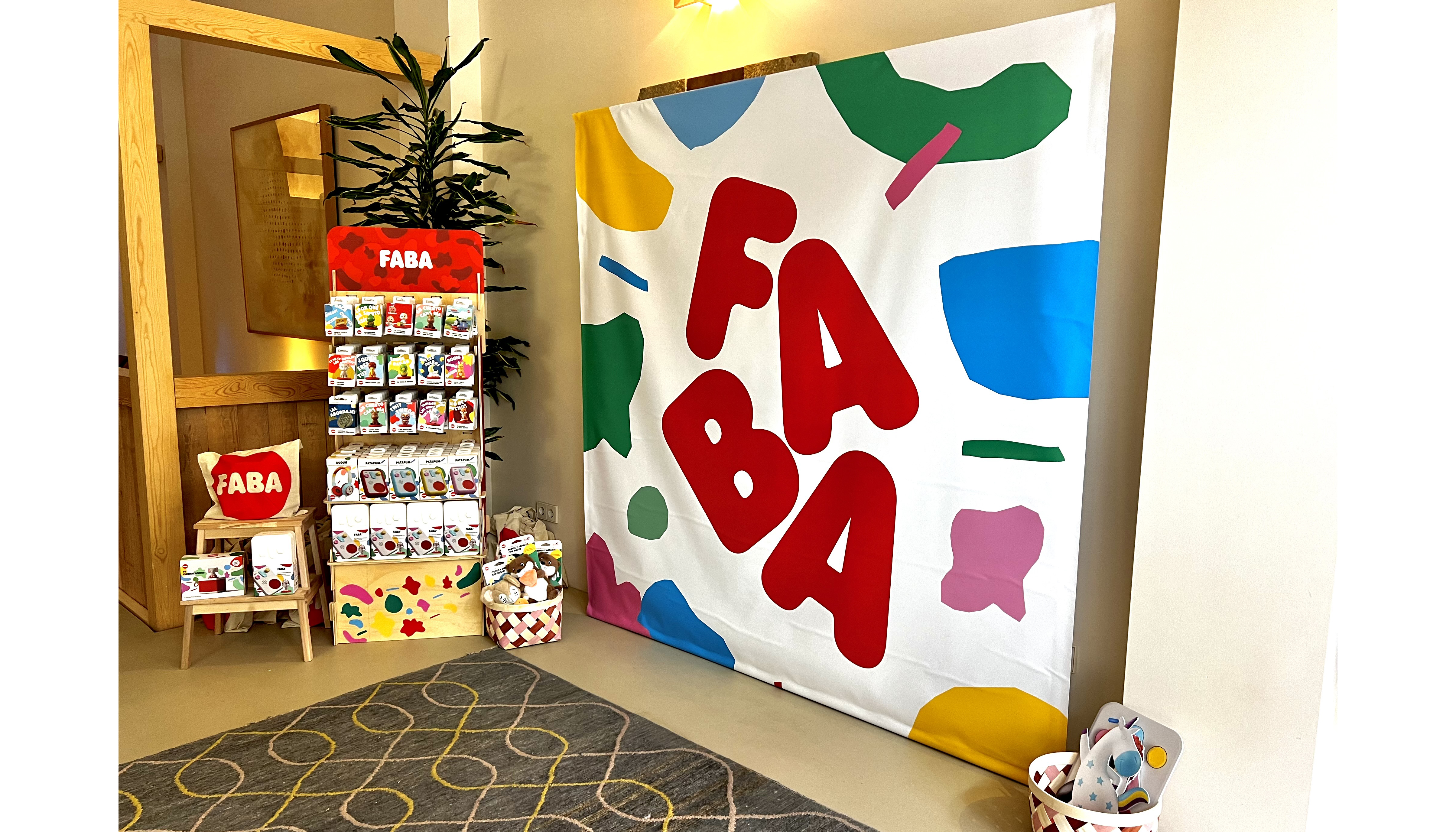 Productos de Faba expuestos en la entrada del evento: personajes, discos y peluches sonoros, cuentacuentos y el Faba+ entre otros...