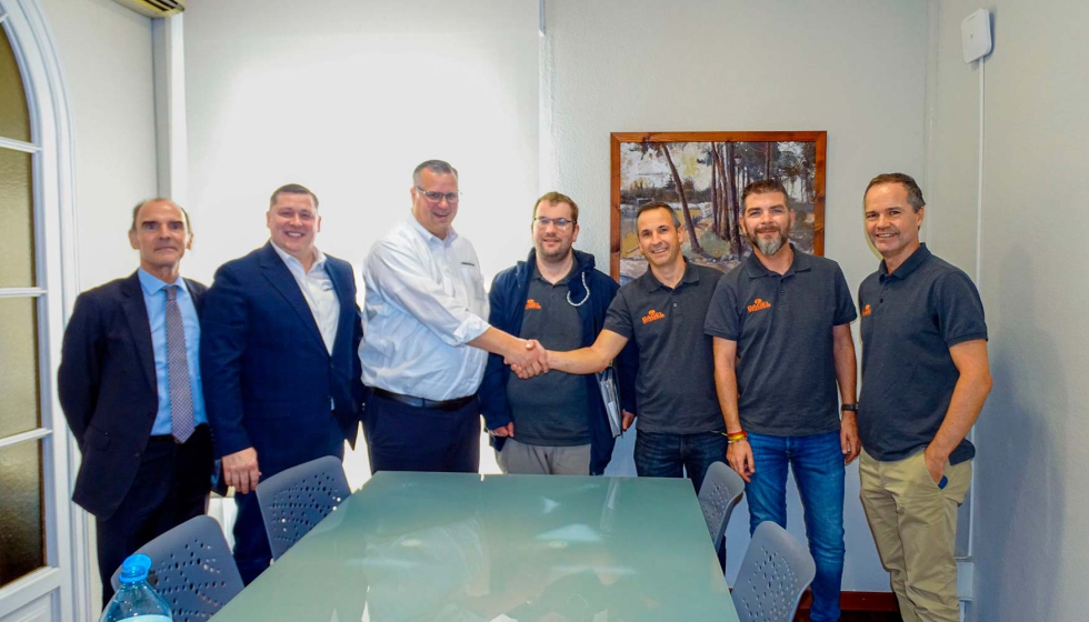 Foto de familia en la firma del acuerdo