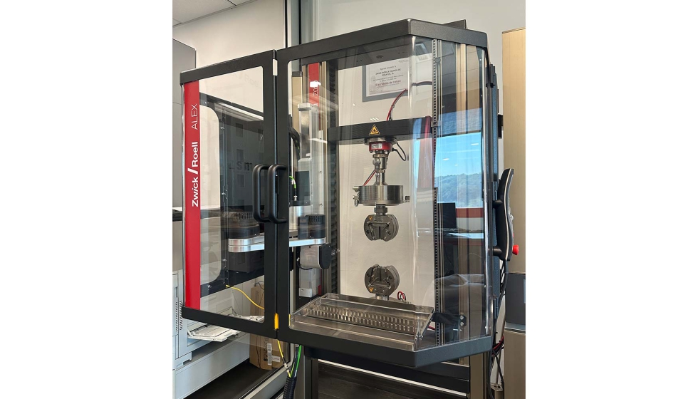 Alex es un sistema de automatizacin compacto que integra directamente un brazo robtico en una mquina de ensayos de traccin y flexin...