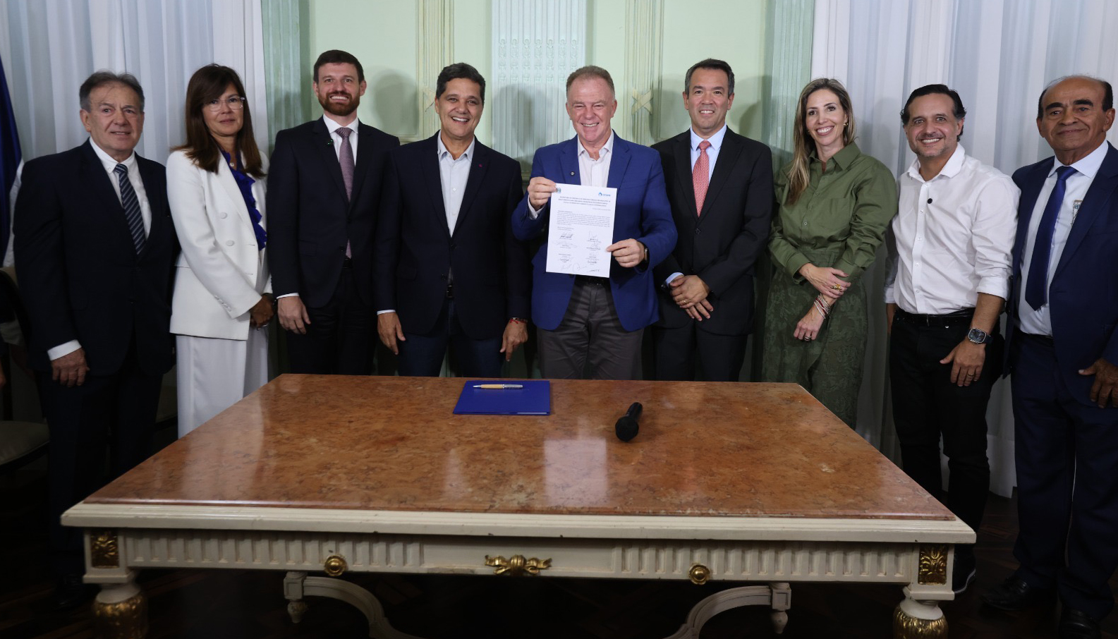 Representantes de Acciona y de CESAN tras la firma del contrato para el saneamiento urbano de ocho municipios en el estado brasile�o de Esp�rito...