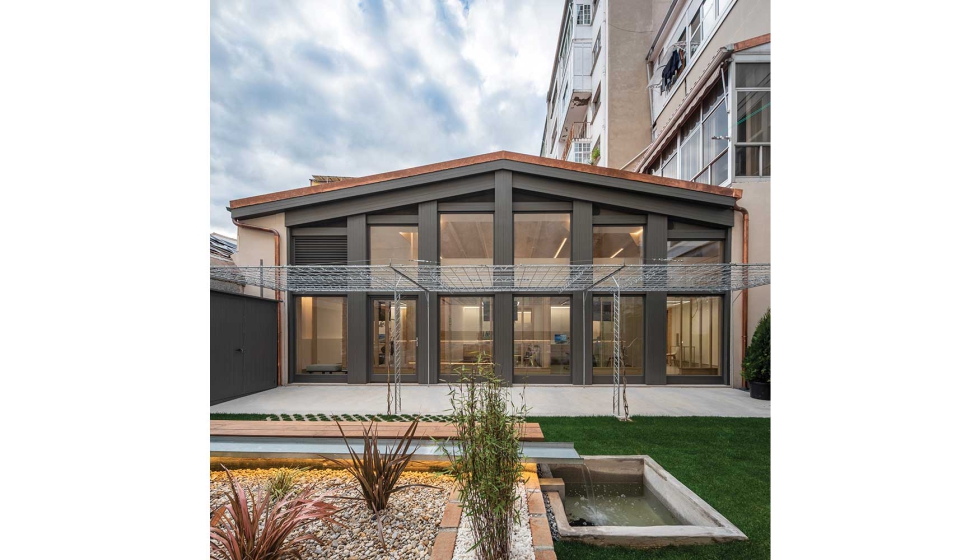 Edificio con cerramiento de madera de Pino de Galicia, con material con sello Fortra, de trazabilidad forestal