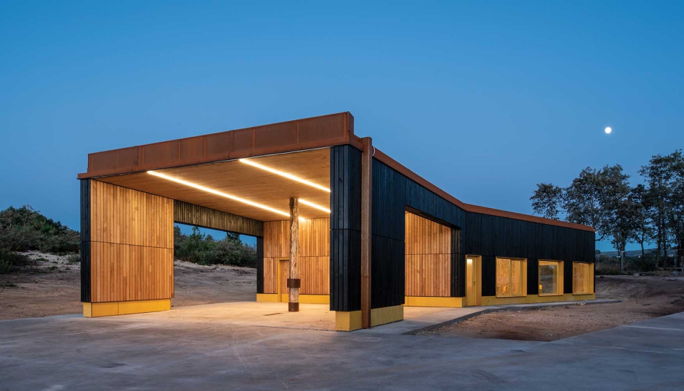 Todas las carpinteras exteriores de los edificios tratados en la ponencia son de madera local de castao laminado o pino laminado...