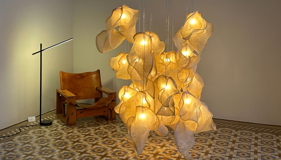 El juego de luces y la composici�n de la luminaria con soluciones de LedsC4 forman esta pieza escult�rica central de la muestra �Life in Light�...